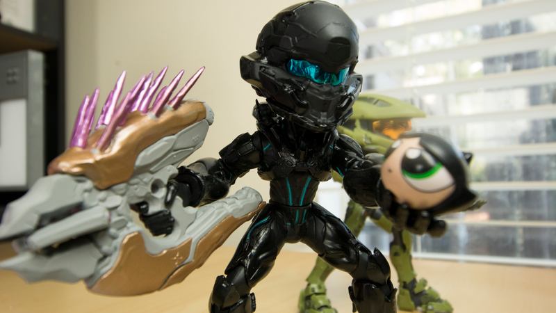 Illustration for article titled Big-Headed Master Chief And Locke Say Hey